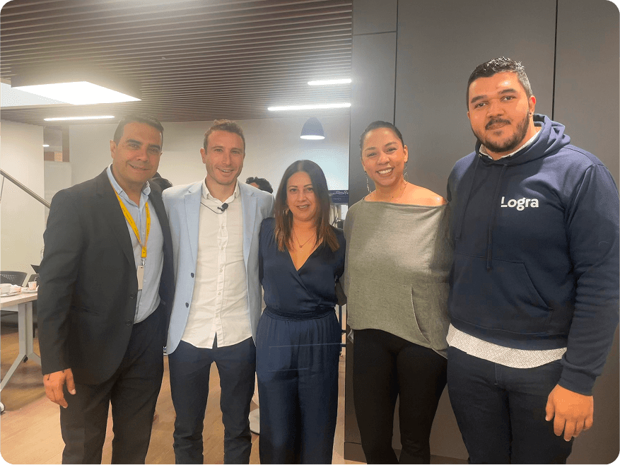 Equipo celebrando en temporada navideña