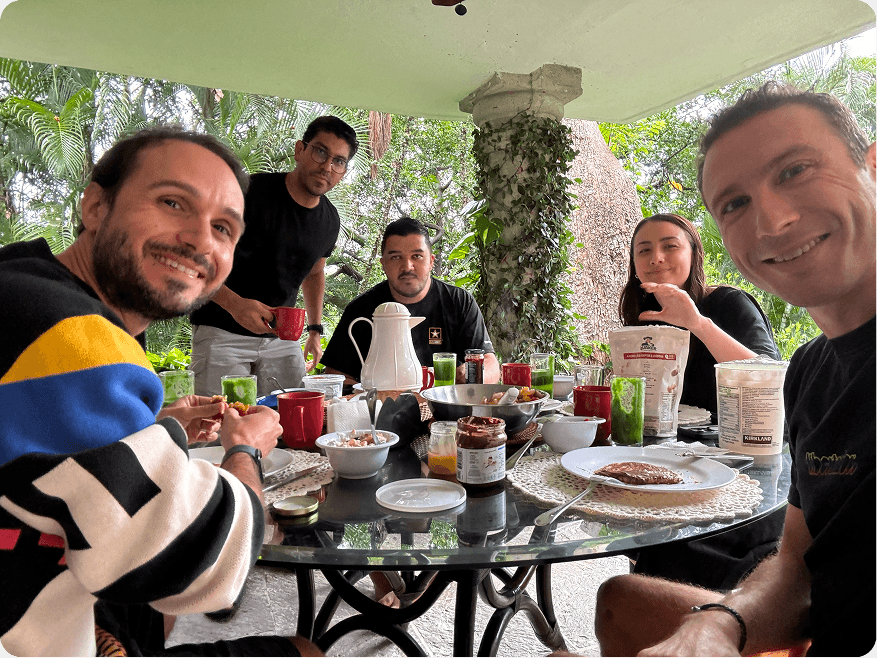 Equipo de excursión en la montaña